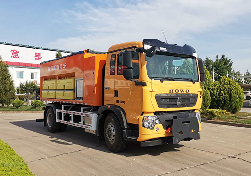 18吨除雪车（带预湿功能）